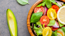 Imagem de salada de legumes e fruta.