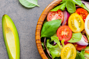 Imagem de salada de legumes e fruta.